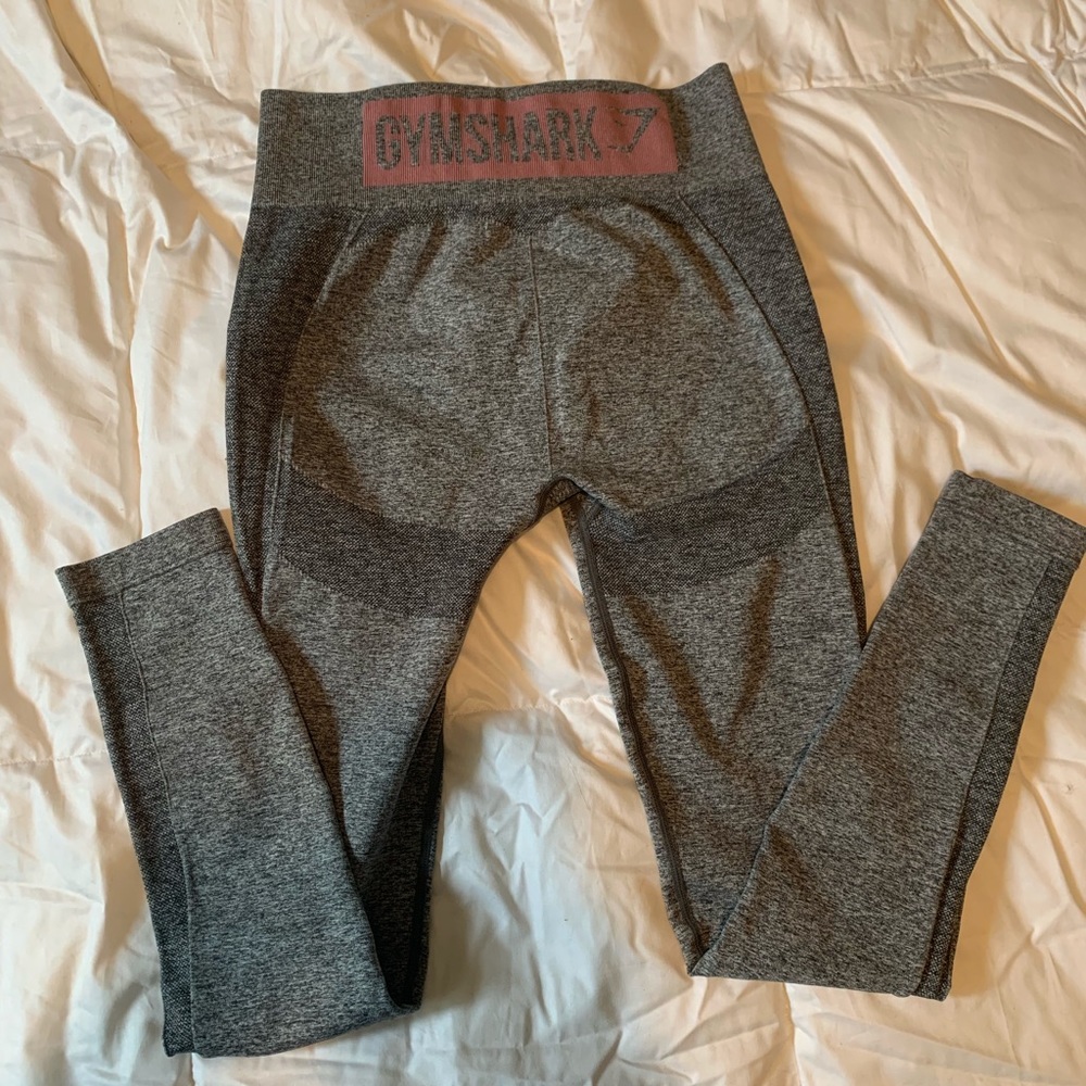 Gym shark leggings